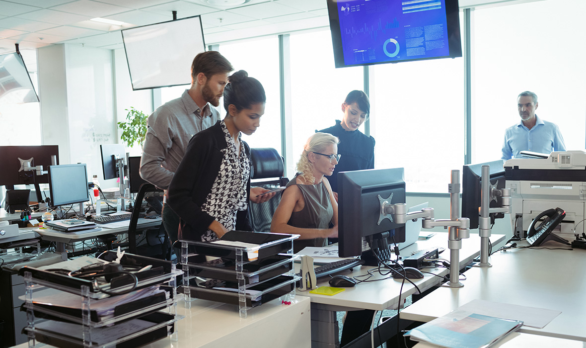 Equipe de journaliste face aux robots et à l'IA dans la rédaction de contenus pour le web